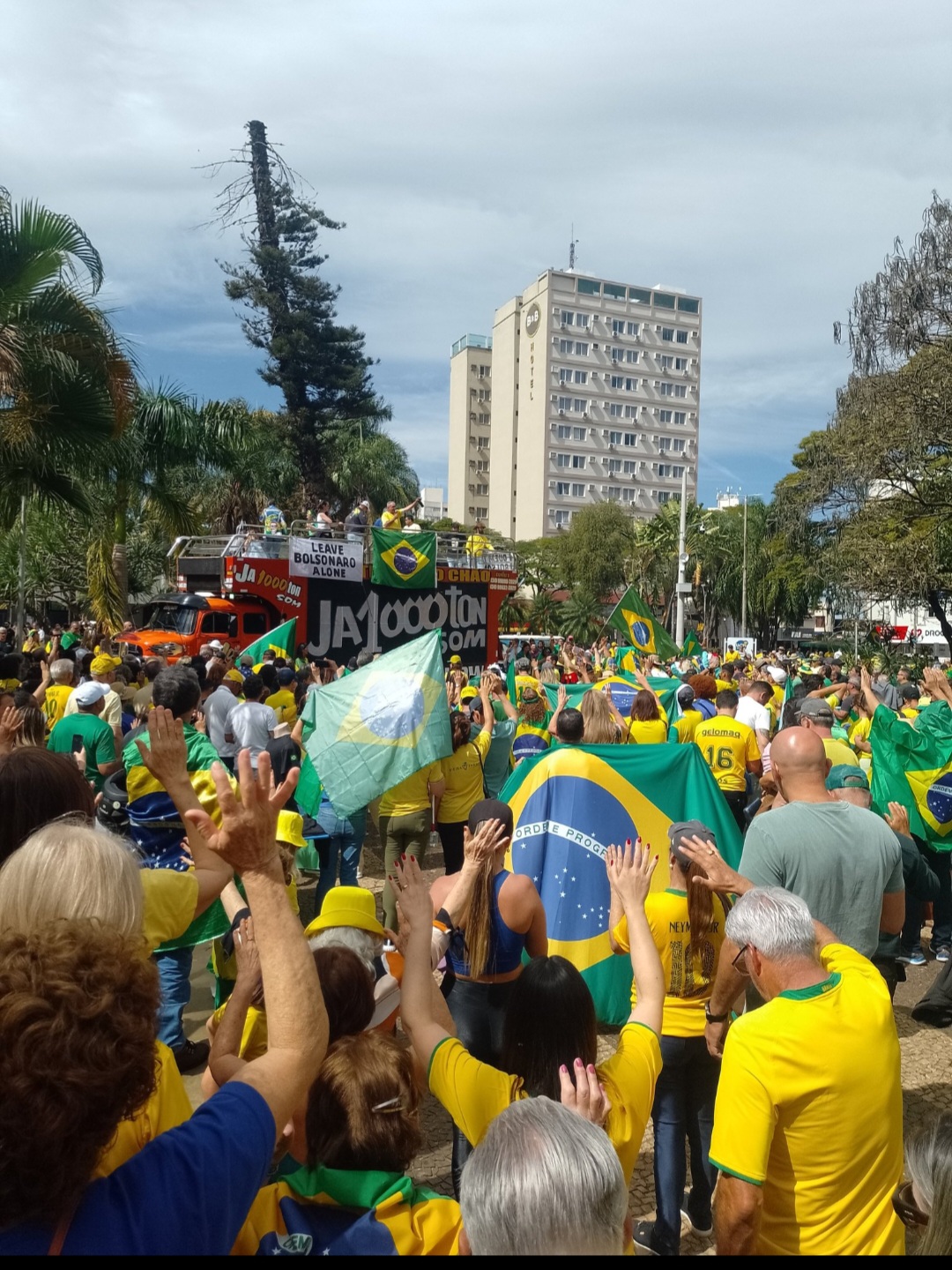 BRAZIL se manifesta em favor do ex presidente Bolsonaro e contra Lula e Moraes